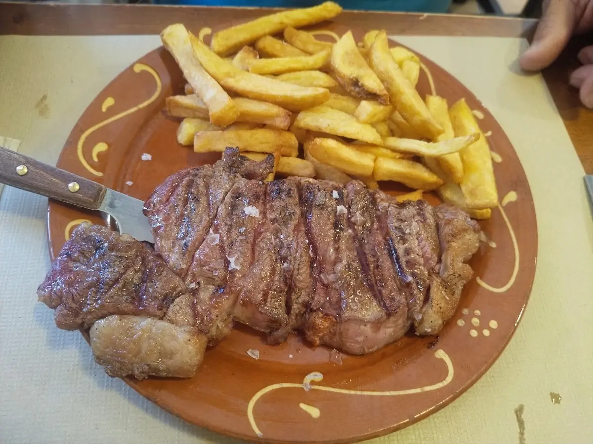Grilled steak with fries at Foc i Fum
