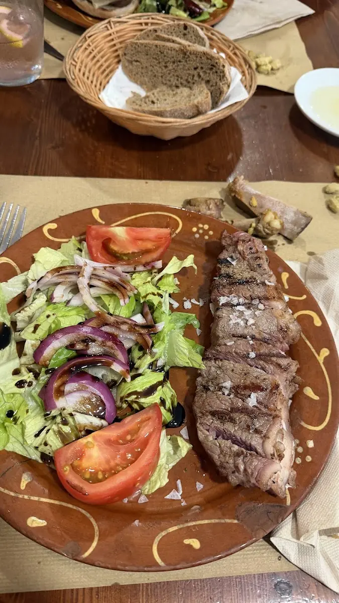 Grilled steak with salad at Foc i Fum
