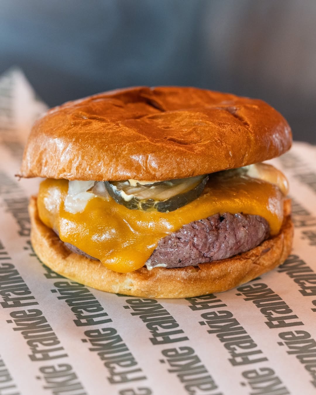 No necesita filtros👀🍔

Solo cheddar fundido, pepinillos, cebolla y salsa Frankie.

Así de simple. Así de buena🔥

#hambur