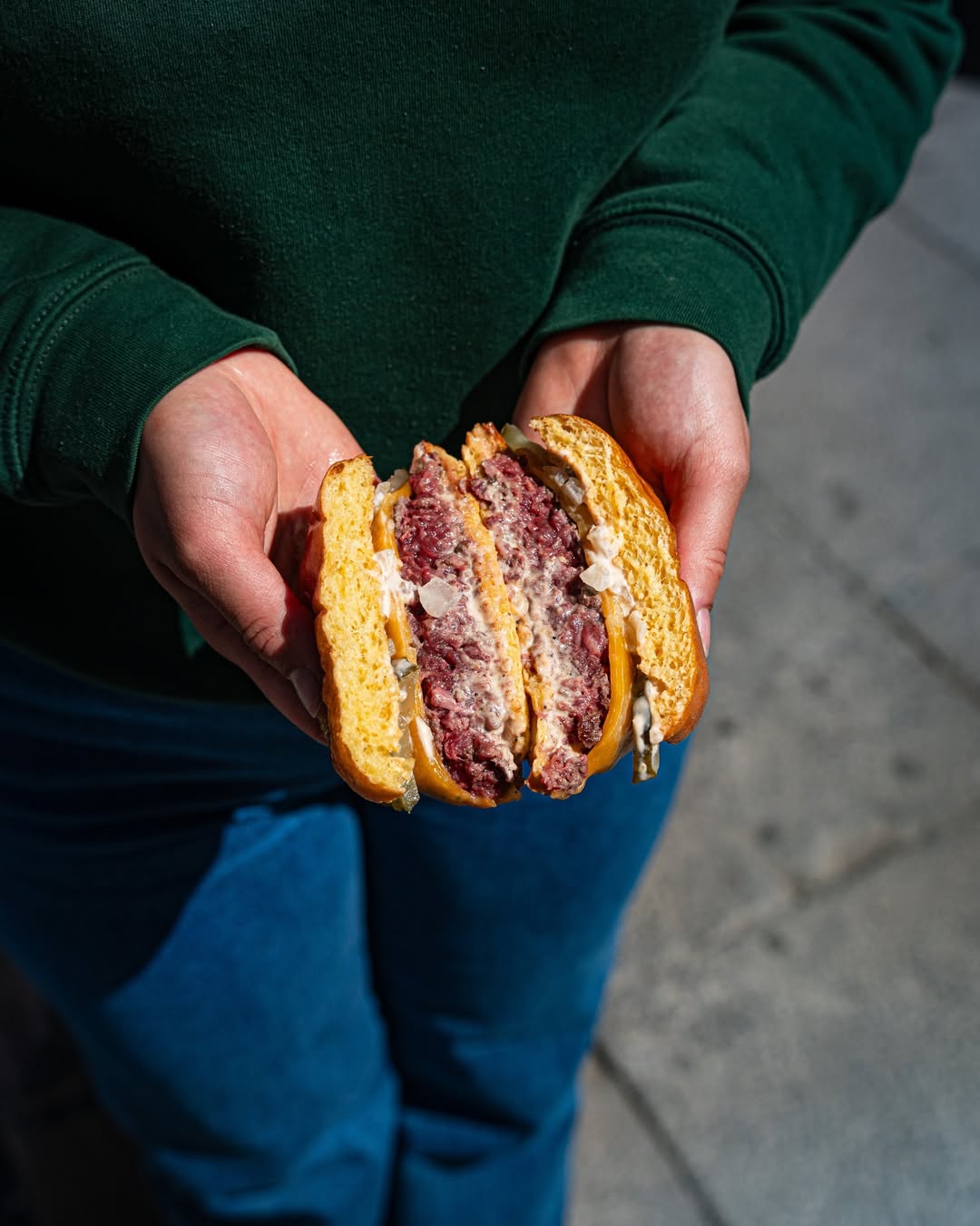 🍔 No hace falta decir mucho cuando el corte habla por sí solo.

Carne premium, cheddar fundido y el punto perfecto en ca