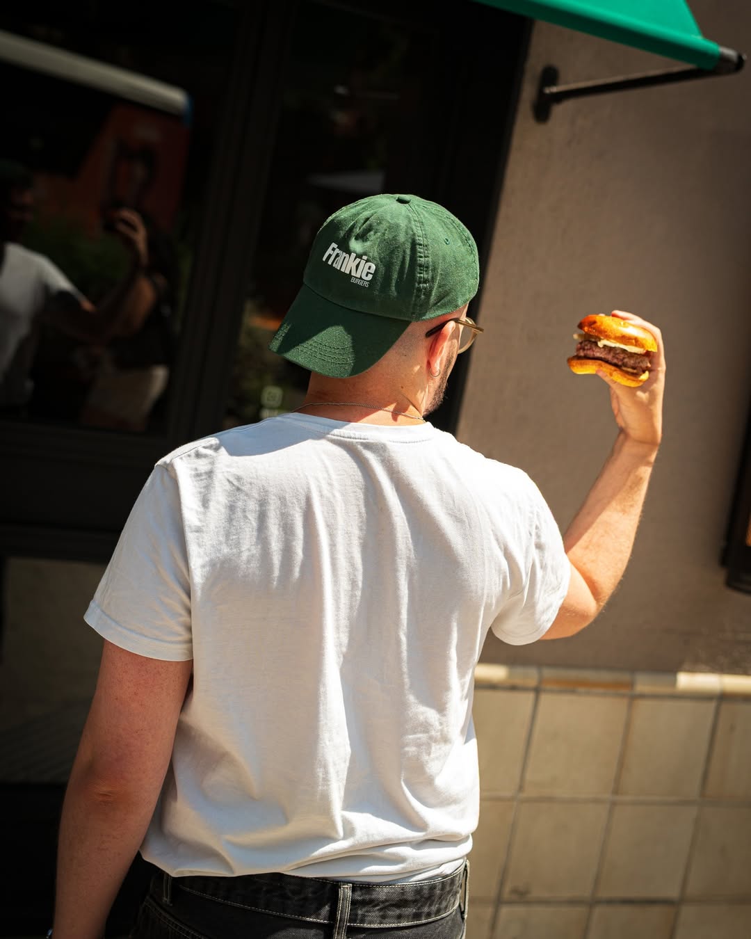 🍔 Sunshine, Frankie cap... and a burger in hand.

Honestly, that's all you need😎☀️

📍See you at Frankie.

#hamburgueseri
