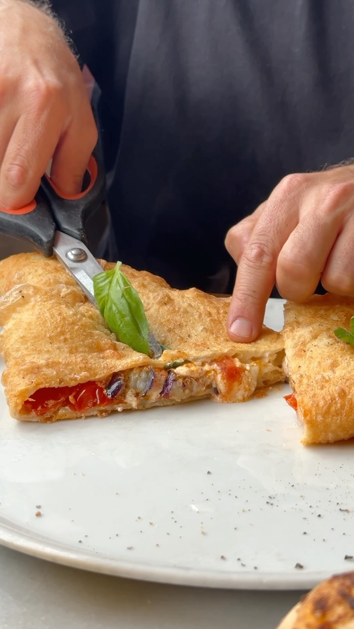 Ricotta, salsa de tomates cherry datterini siciliani, provola ahumada, berenjenas fritas y albahaca.
Solo en Pizzeria Fr