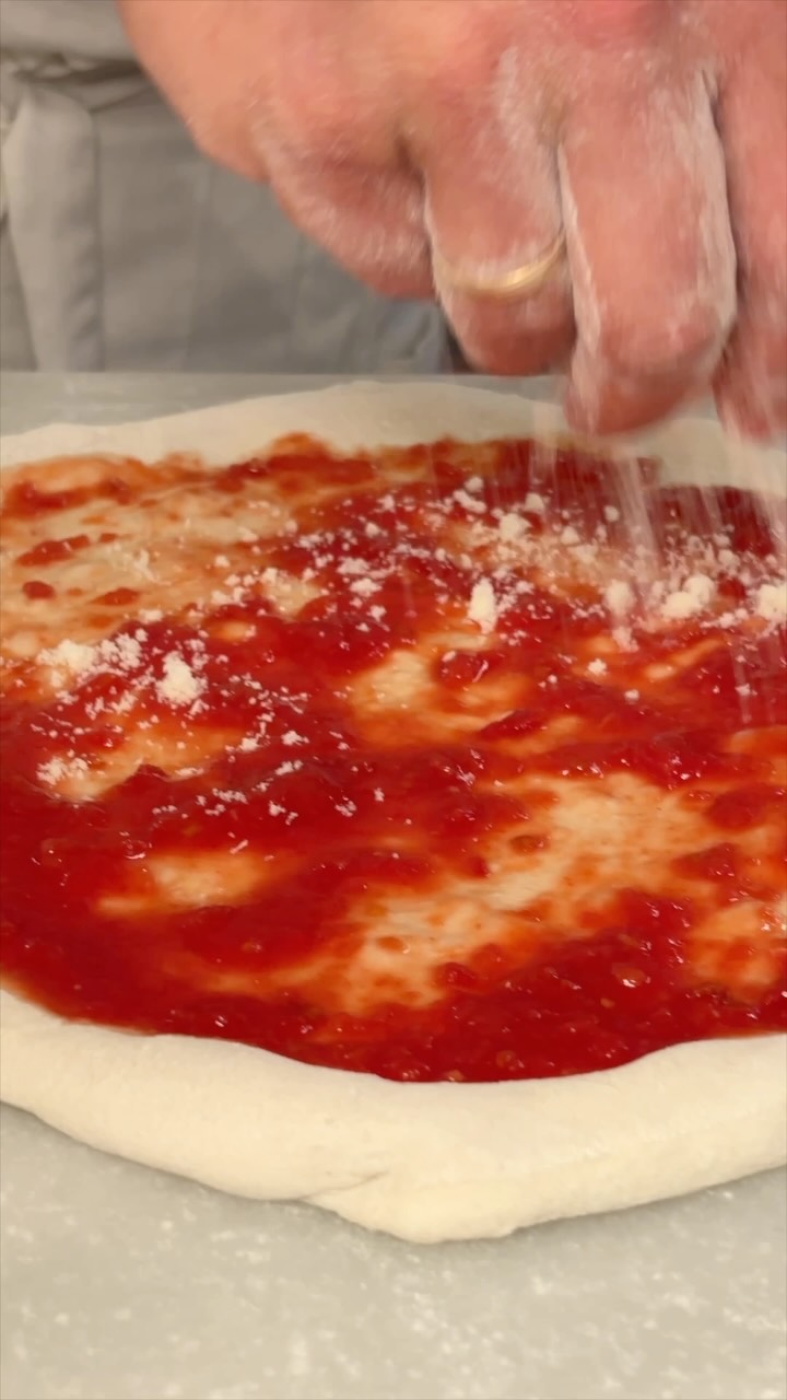 Margherita Classica 🍕
Cuenta la historia que en 1889 un pizzaiolo napolitano preparó una pizza con los colores de la ban