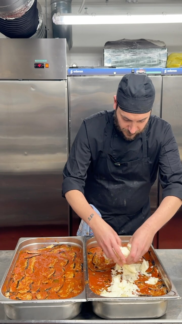 Nicola, nuestro chef, os enseña paso a paso cómo hacemos la parmigiana di melanzane: capas de berenjena frita, salsa de 
