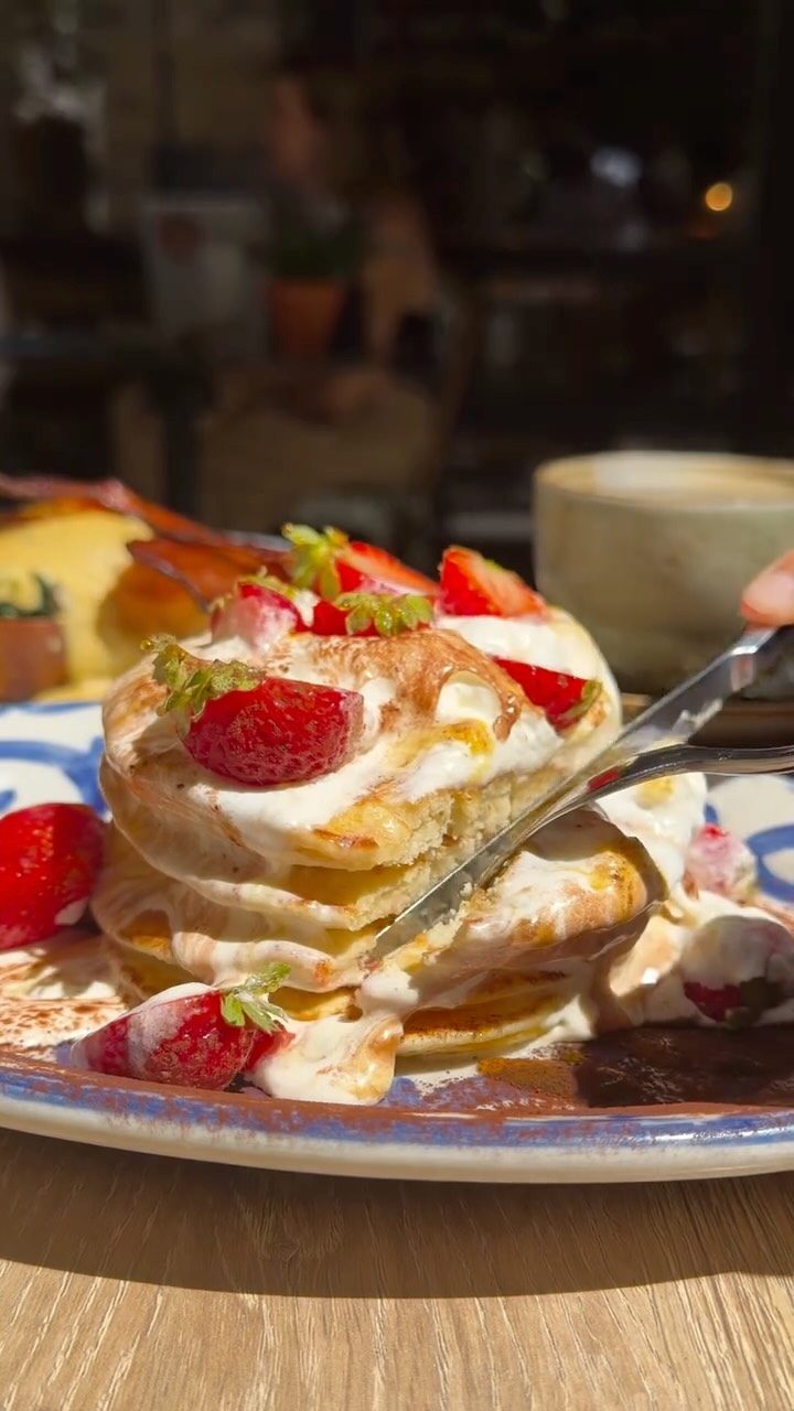 Desayuno, brunch, comida o cena.
La terraza de Frida está para disfrutarla a cualquier hora. ☀️
Nos vemos fuera.
#Frid