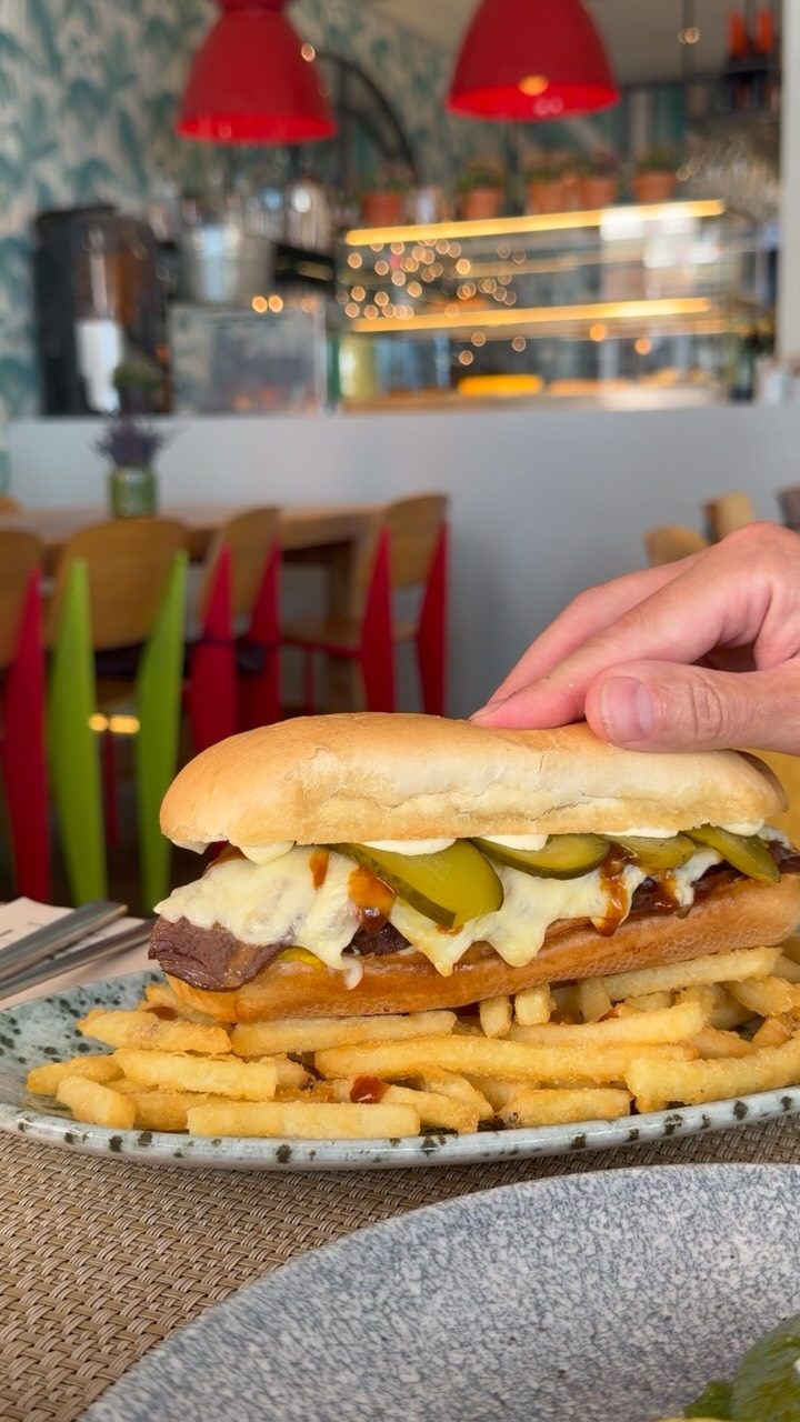 El destape del día. 😏🔥
Sándwich de ternera asada que solo pasa en Frida.
#frida #madrid❤️ #foodiemadrid #comerenmadrid #