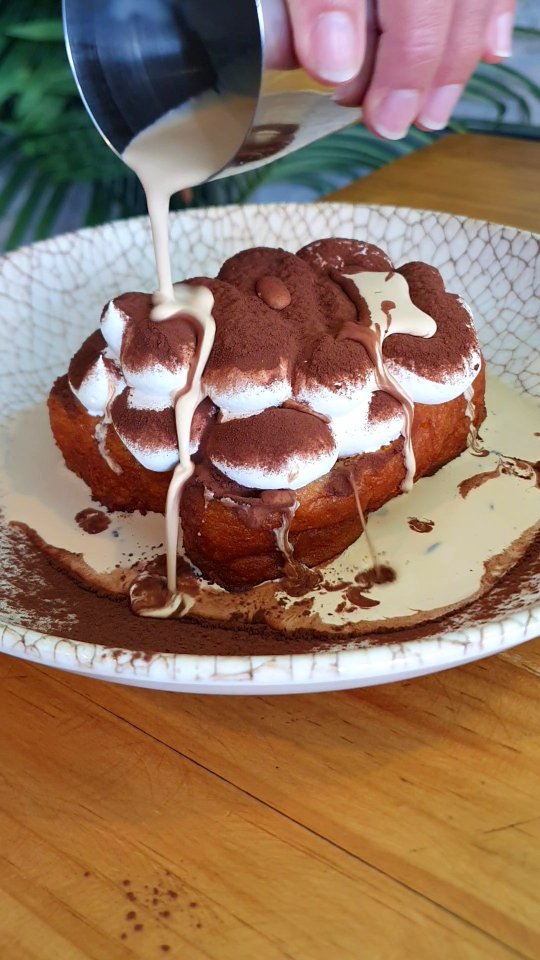 Nueva Torrija de Tiramisú, con nuestro brioche mítico bien empapado y superjugoso, coronado con una diplomática de vaini