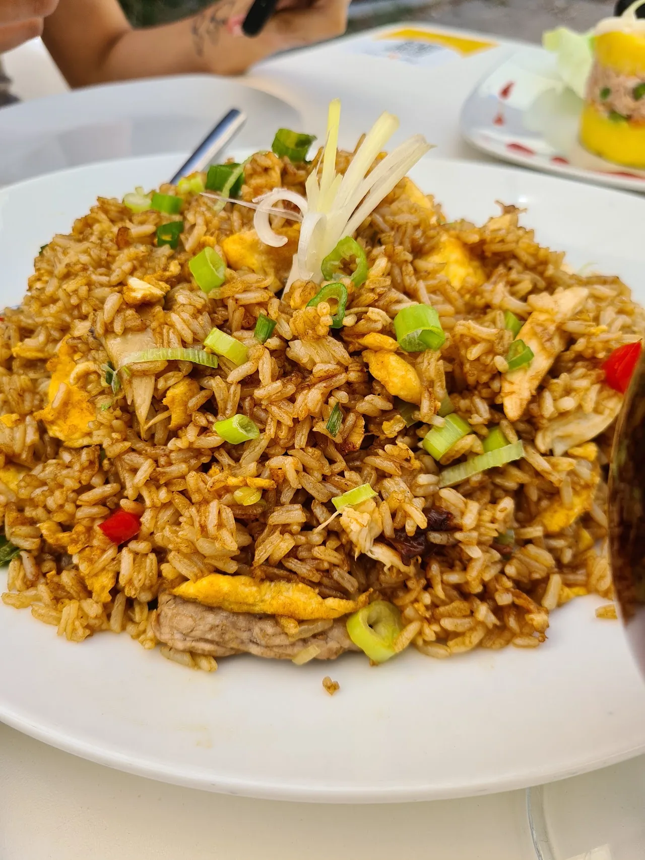 A plate of fried rice (chaufa) with shrimp and scallions