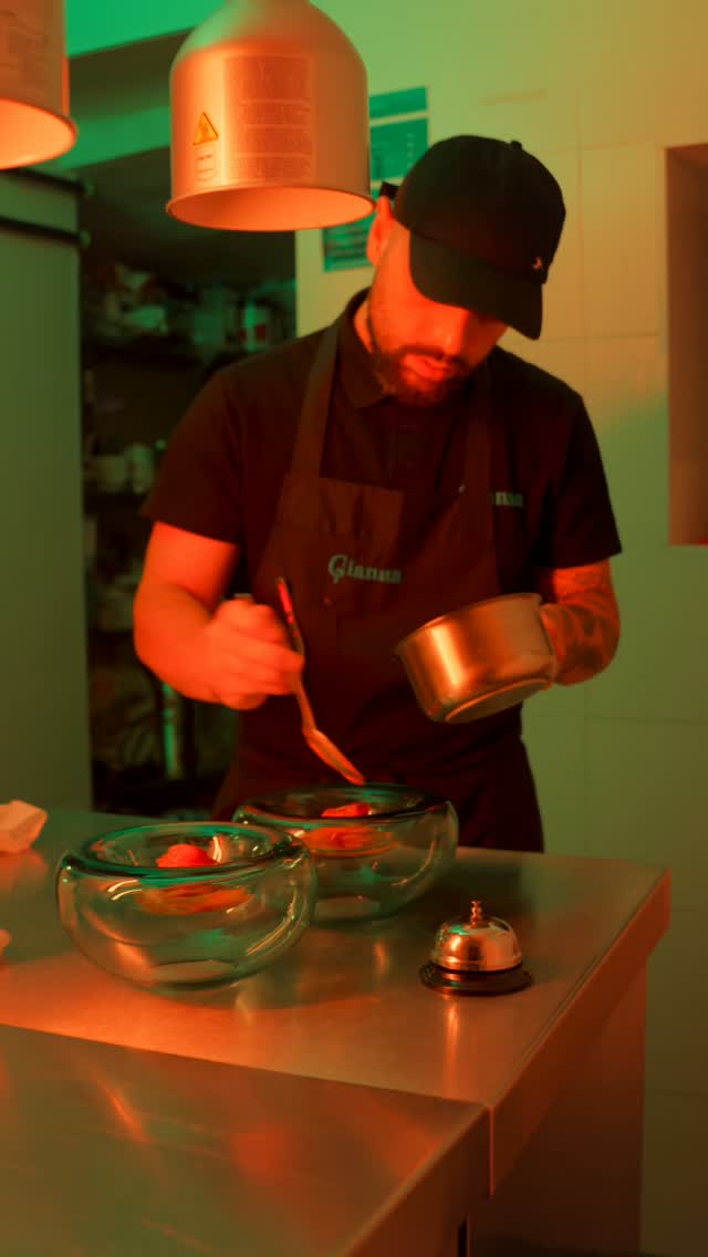 Mientras la sala vive su ritmo, en cocina cada detalle tiene un propósito.
Concentración, creatividad y respeto por el p