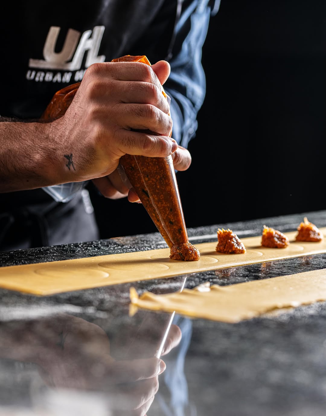 Aquí la pasta se hace a mano. 🍝🤌🏼
Masa, relleno, mucho mimo y un poquito de caos en la cocina.
Así hacemos nuestra pas