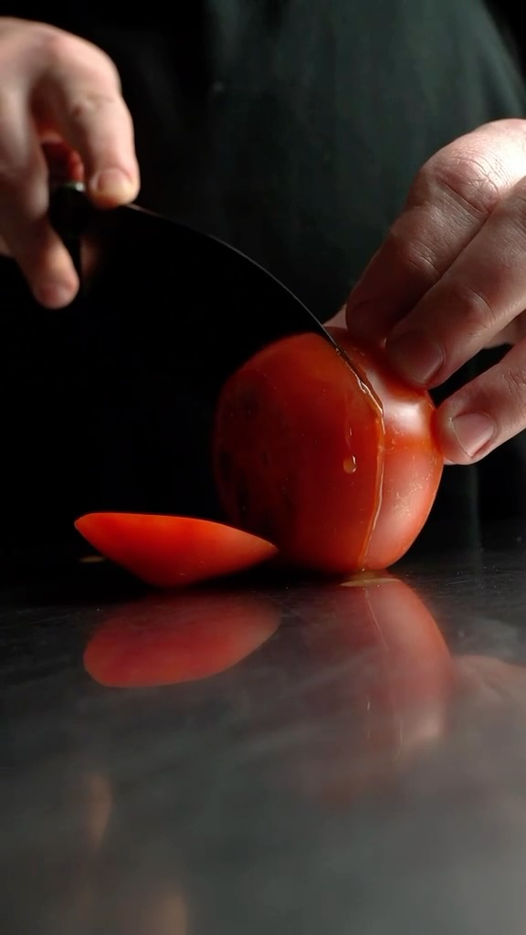 Declaramos de manera unilateral este plato de tomates aliñados como insignia de nuestro menú en este verano caluroso. To