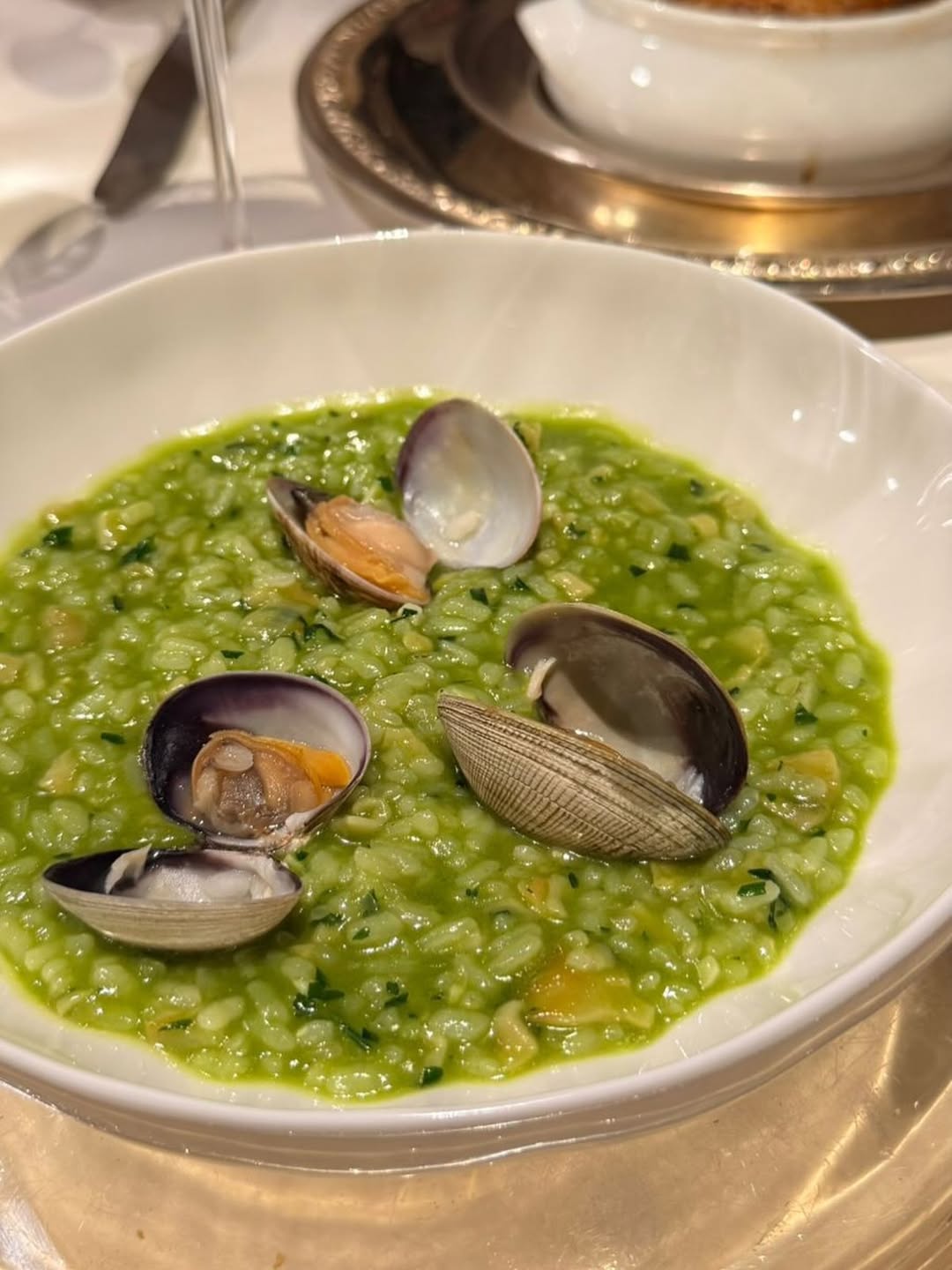 El mar, a fuego lento… Arroz meloso con almejas y bacalao.
#goicolea #restaurantegoicolea