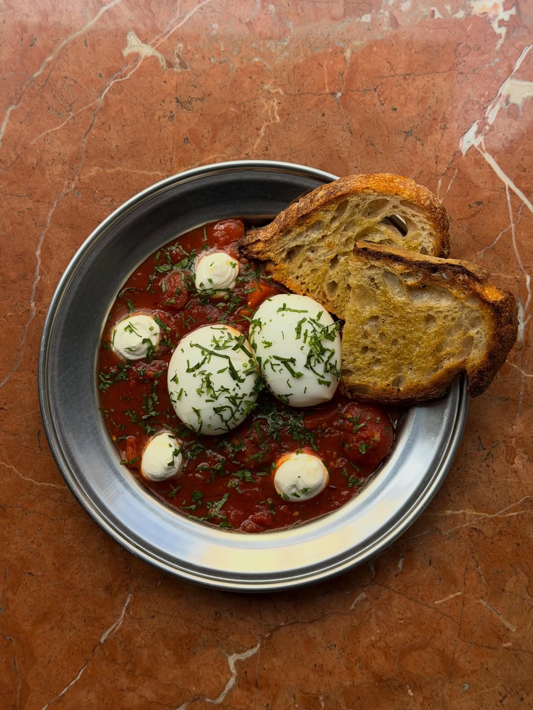 Ahora que nos acercamos al otoño, os presentamos la receta mejorada de nuestra Shakshuka, con huevos a baja temperatura