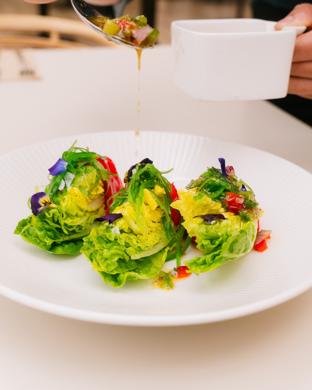 ¿Buscas una opción veggie? 🌿

Nuestros cogollos de Tudela con alga wakame, pimientos al moscatel, tomatitos de colores y