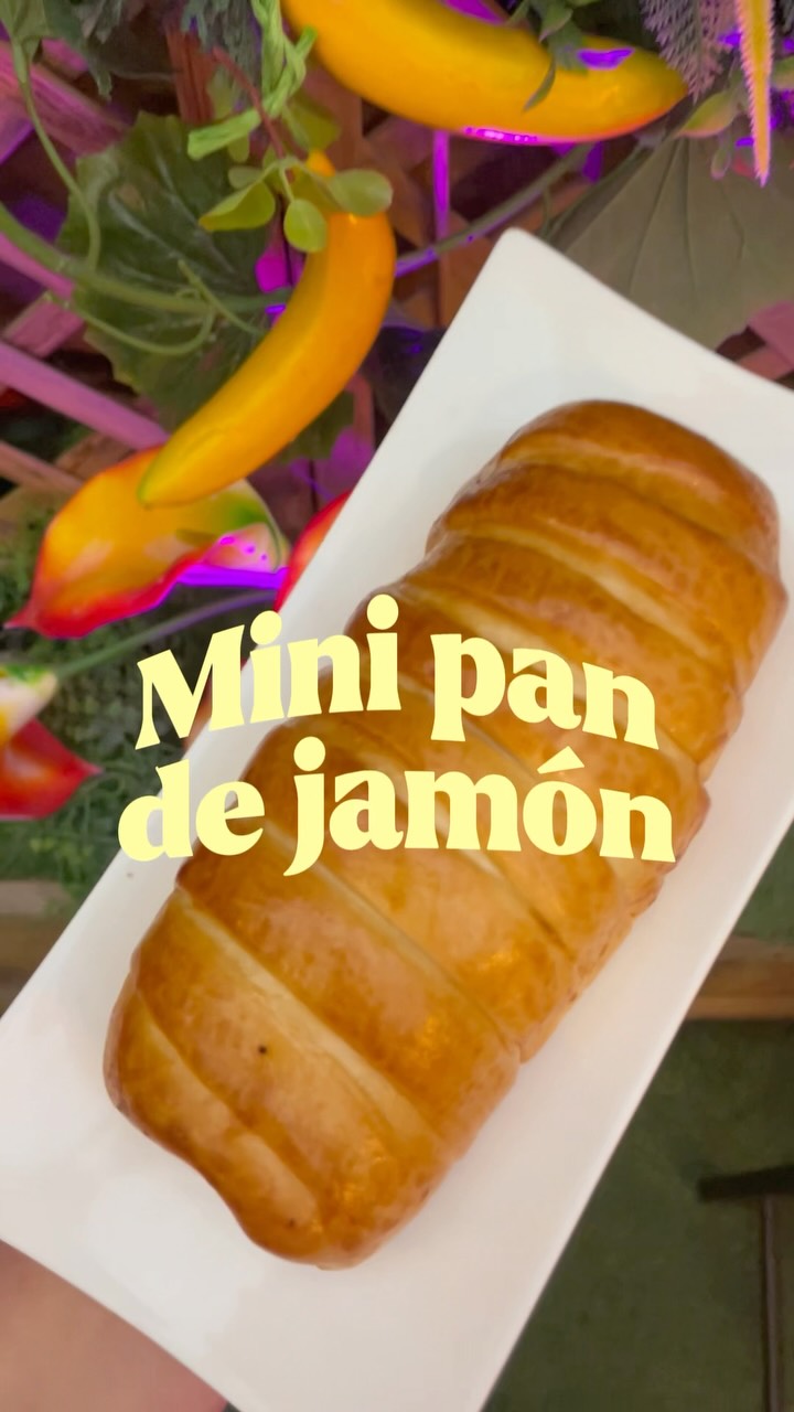 MINI PAN DE JAMÓN 😍 porque para los venezolanos, ya suena, huele y sabe a navidad. Disponibles en el restaurante y en #d