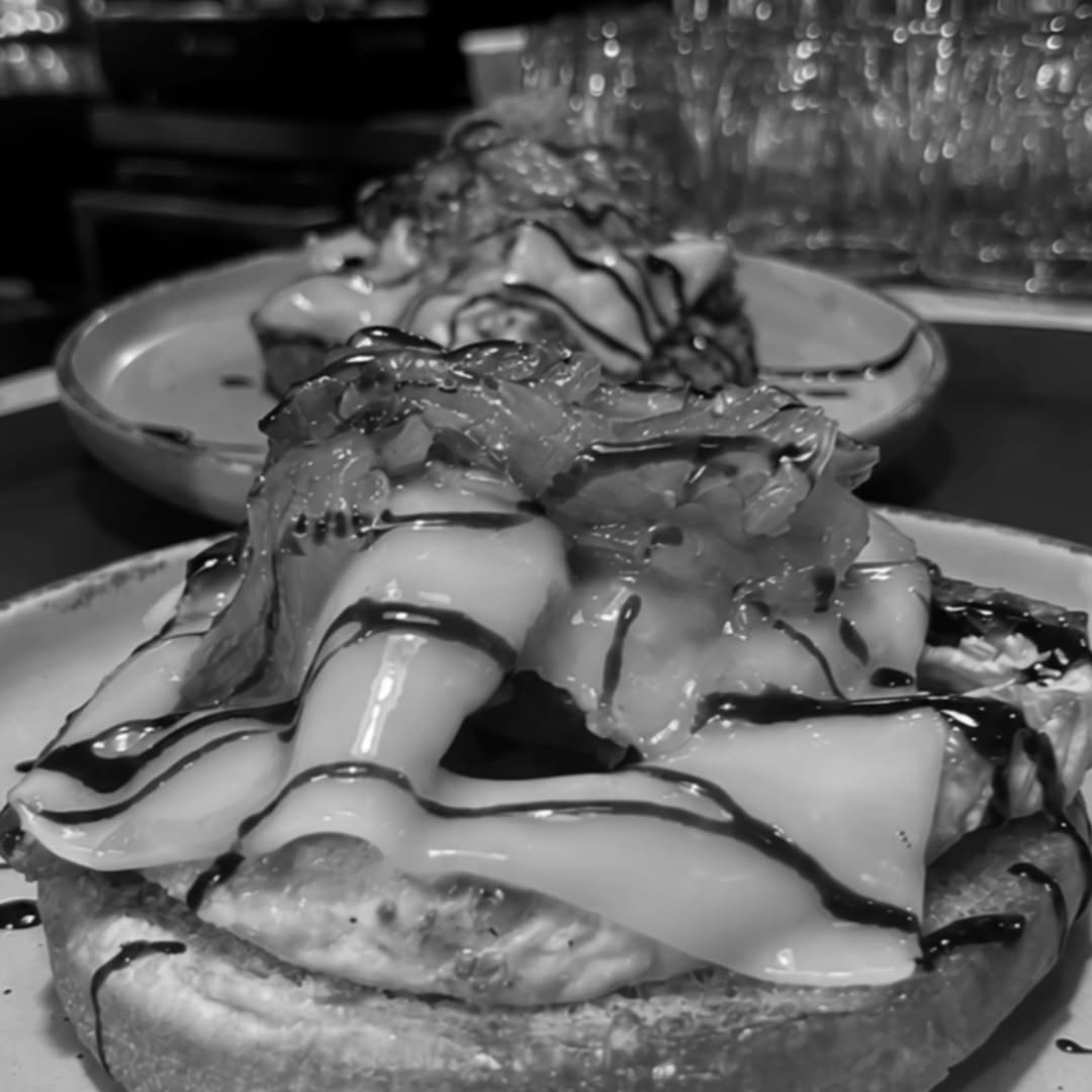 😏 Hay planes que saben mucho mejor cuando se comparten.

¿A quién traerías contigo a probarlo? 👀🍽️

Te esperamos en @gul