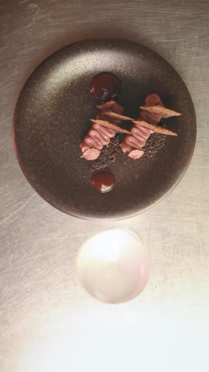 Chocolate 83% @yamyamcacao | Licor de cerezas kirsh | Ganache de frutos rojos | Crujiente de cacao | Gel de remolacha.

