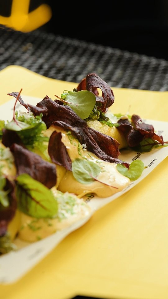 La filloa que no pasa de moda 🔥

La rellenamos de gambones crocantes, alga wakame fermentada y encurtida en vinagre de w
