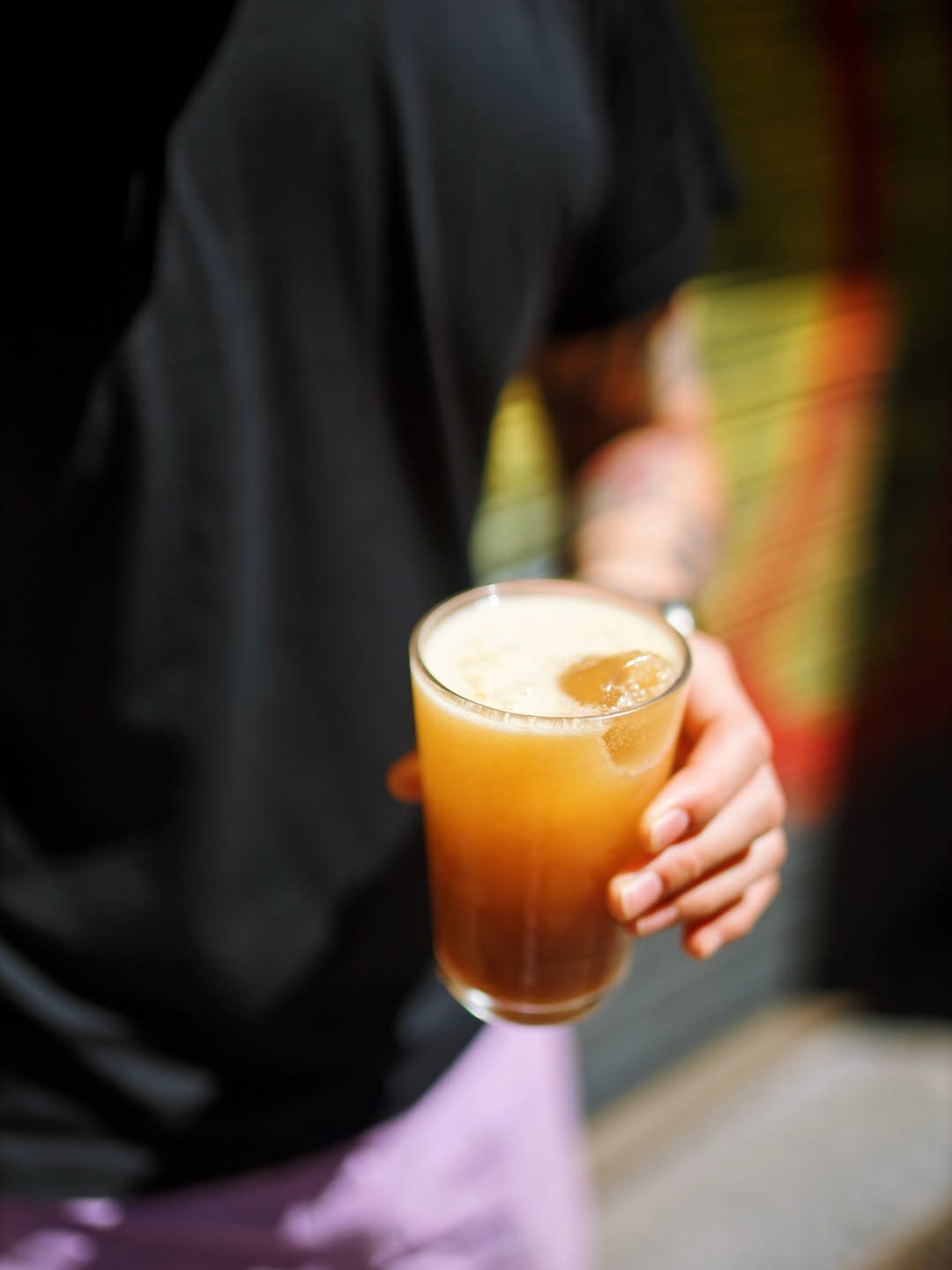 🆕🆕🆕
TAMARINDO FIZZ ❄️
(espresso, sirope de tamarindo, lima, fruta de pasión y agua con gas.)
Empezamos con el calorci