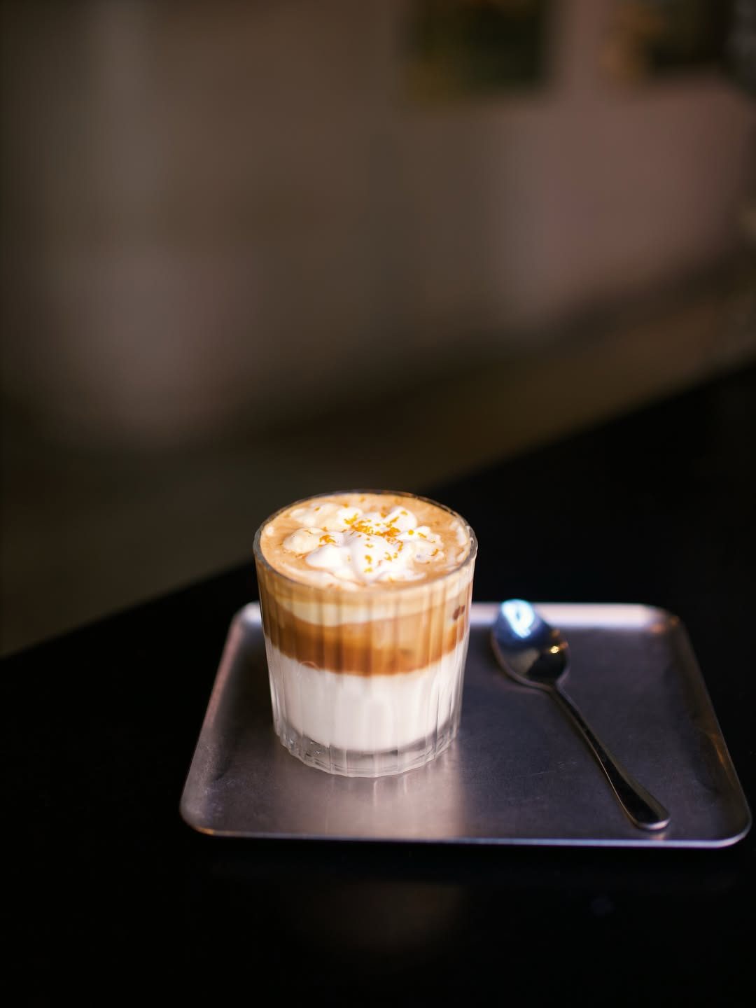 Y ya por último, os presentamos la otra bebida especial de verano:
ORANGE CANDY 🍊
espresso, leche, sirope de naranja,