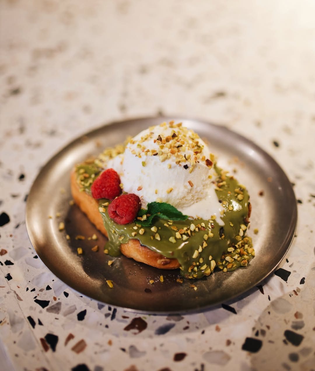 TENEMOS NUEVA FRENCH TOAST!
French Toast de Pistachio
crema de pistachio, helado, frambuesas y pistachio.
Venid a