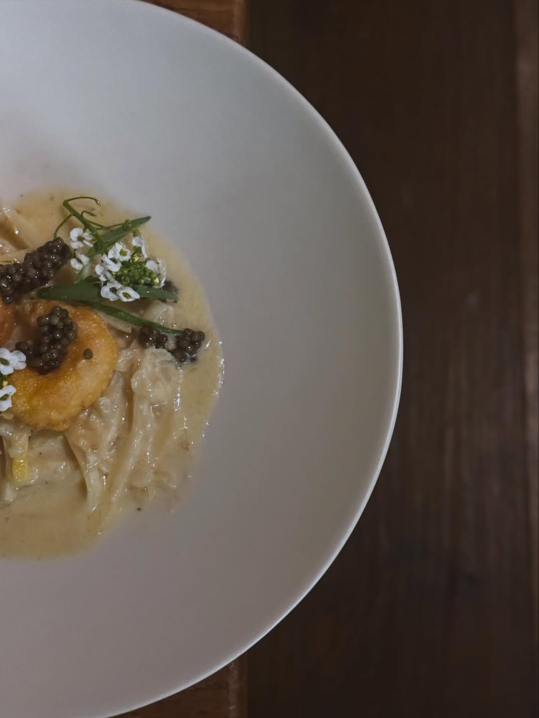 Espárrago blanco navarro al champagne, cigalitas y caviar. @haramboure_madrid