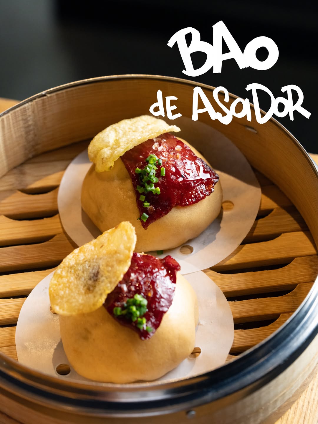 🥩 BAO DE ASADOR | relleno de ternera y pimientos del piquillo, pimiento confitado en grasa de txuleta y chip de patata.