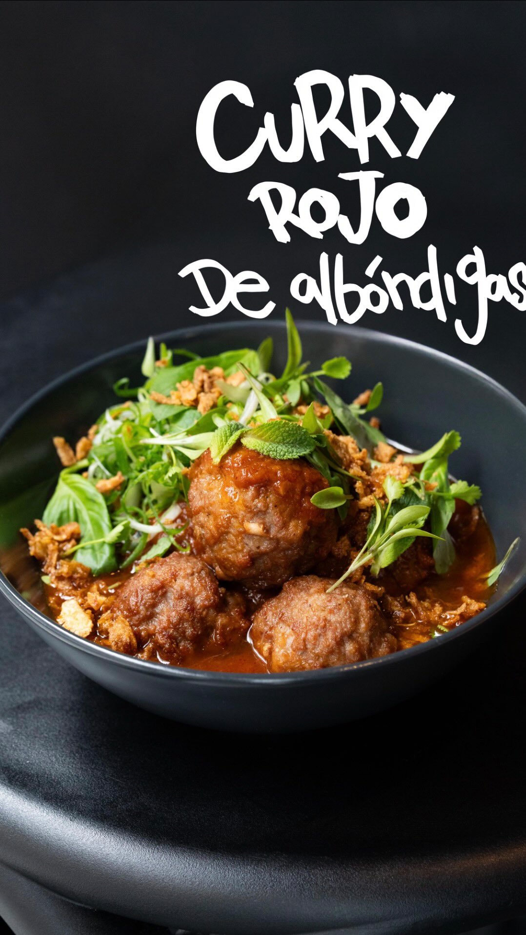 🌶️ CURRY ROJO DE ALBÓNDIGAS | albóndigas de vaca madurada, curry rojo casero, hierbas frescas, lima y pan bao frito.

Es