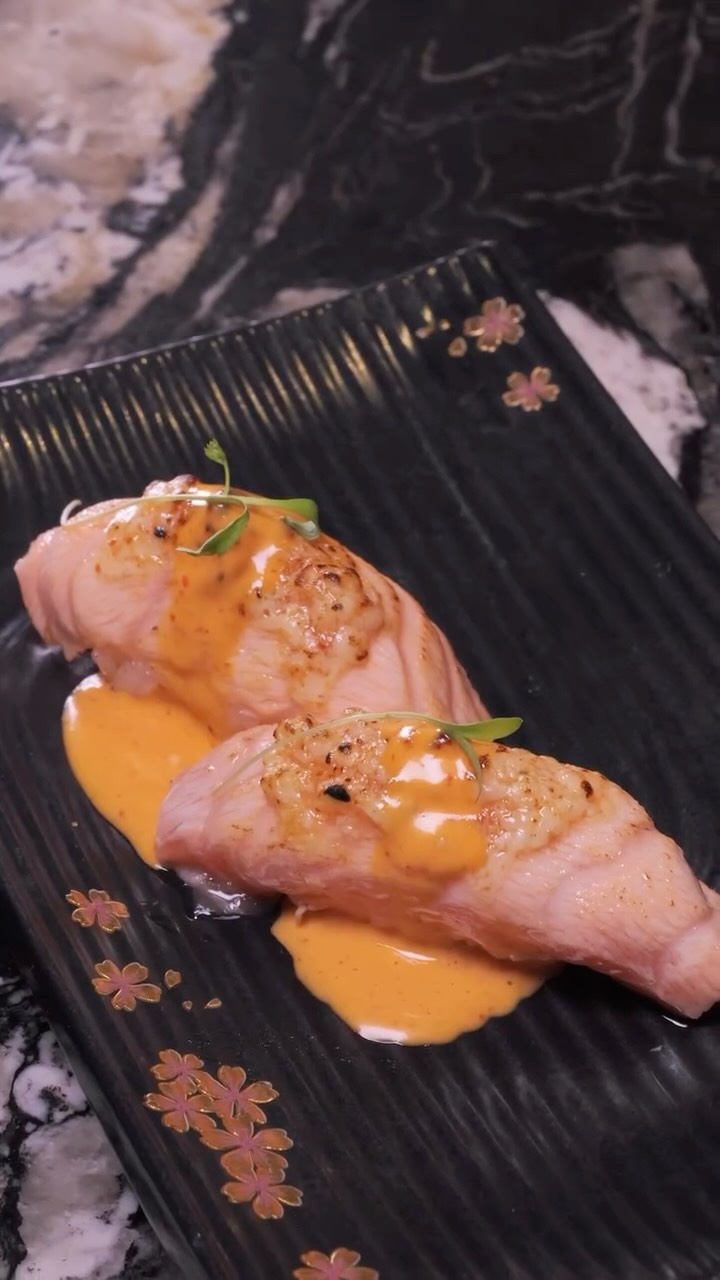 Salmon sopleteado, para esos paladares que no desean el pescado crudo tenemos este nigiri parmesana, sabor en un bocado