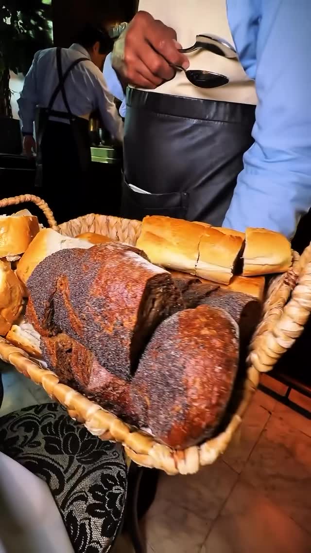 Hoy os damos los buenos días con este reel de la visita de @detapasconrufo a @restaurantehevia
en su búsqueda de los ME