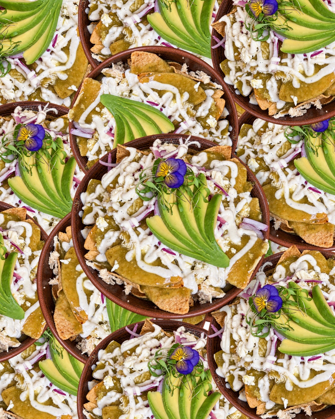 Un plato que no necesita presentación.
Los chilaquiles son de esos clásicos mexicanos que tienen algo de hogar, de domi