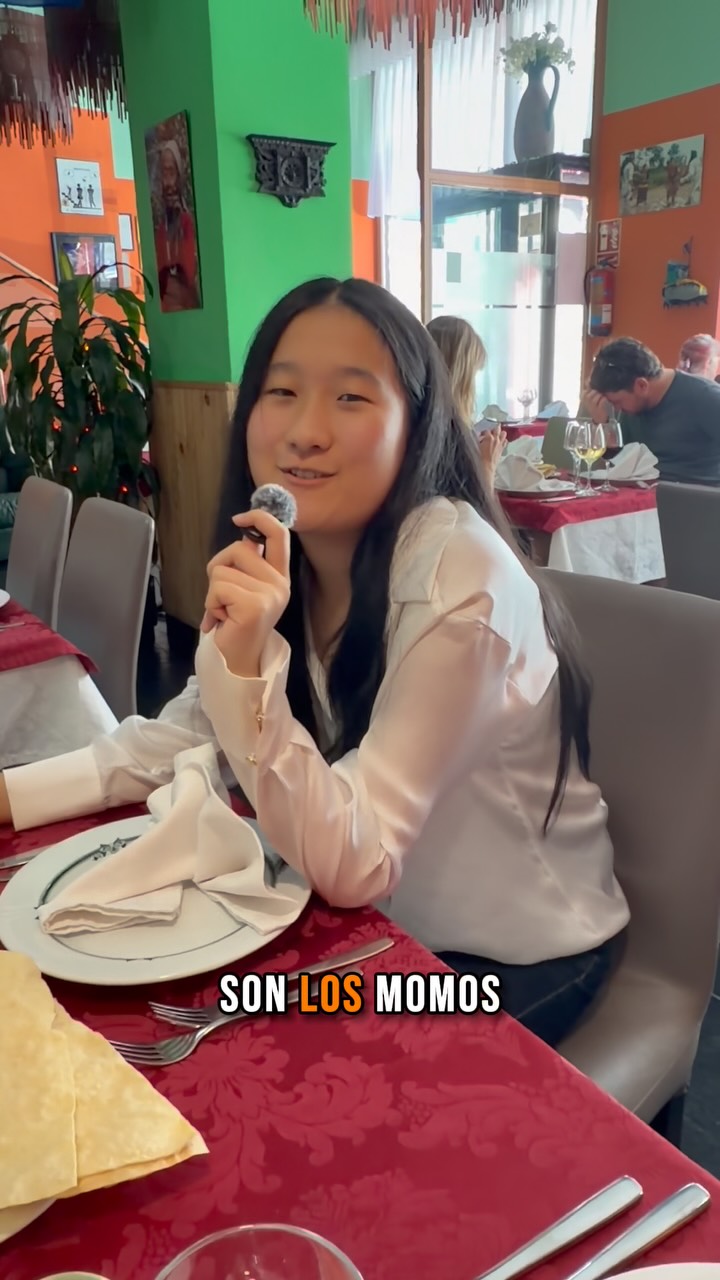 Hay sabores que se prueban… y otros que se viven. 🇳🇵❤️
Una mesa, unos momos para compartir y ese momento en el que te o