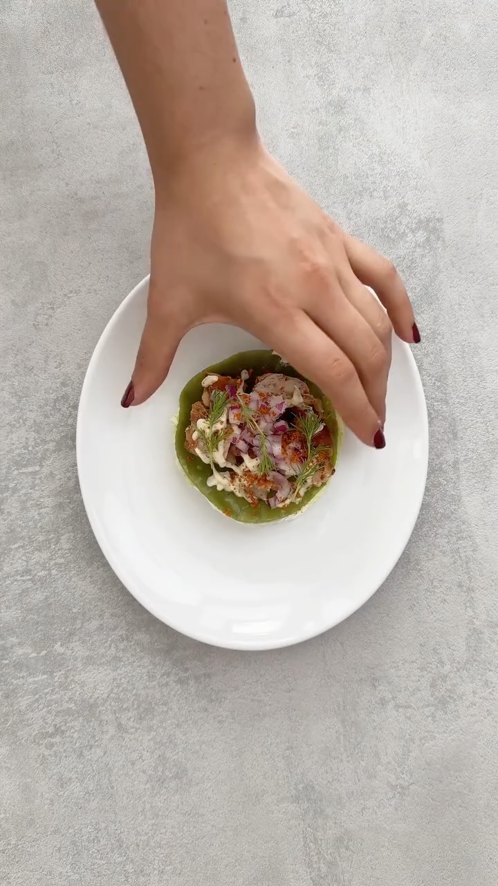 El detalle está en cada capa.
Saam de mollejas + langostinos + salsa tártara.
Un bocado pensado para comer con las manos