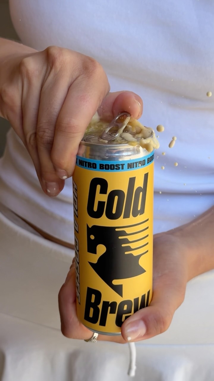 las instrucciones son sencillas: agitar, abrir y disfrutar del nuevo COLD BREW listo para llevar a cualquier lado 🤝🏻❄️💛