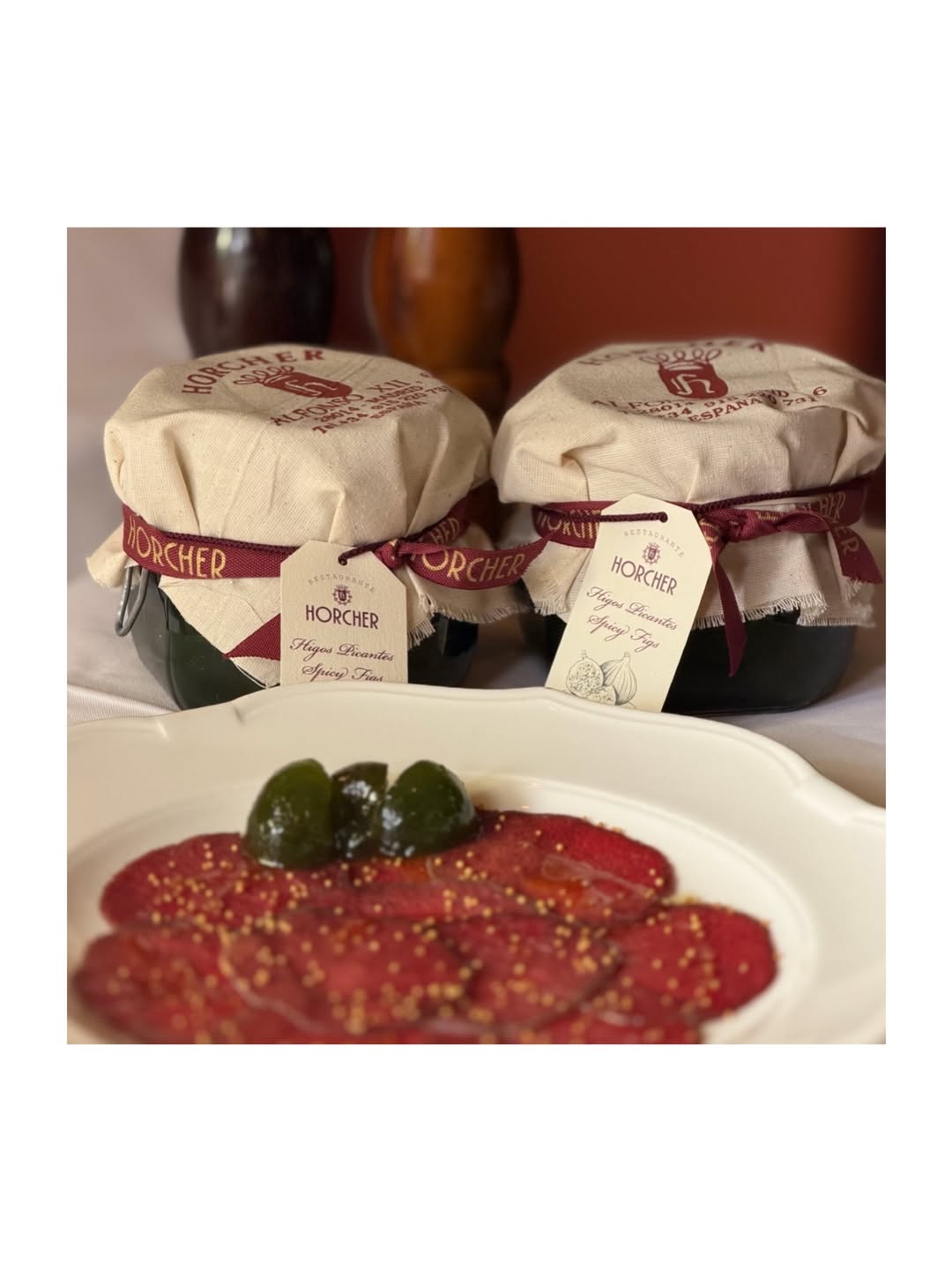 Nuestro carpaccio de venado con granos de mostaza e higos picantes.