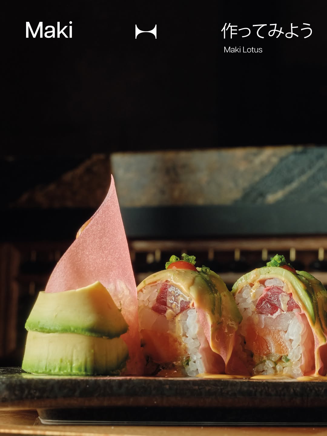 Lotus Roll: atún spicy, salmón, lubina, hoja de soja rosa, aguacate, salsa ku, pepino y sriracha.