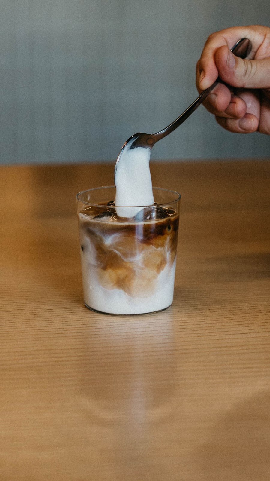 Trust the process. 🤎 
Watch the magic happen, sip by sip.
#HottoCoffeeLab #Process #IcedCoffeeVibes #SpecialtyCoffeeShop