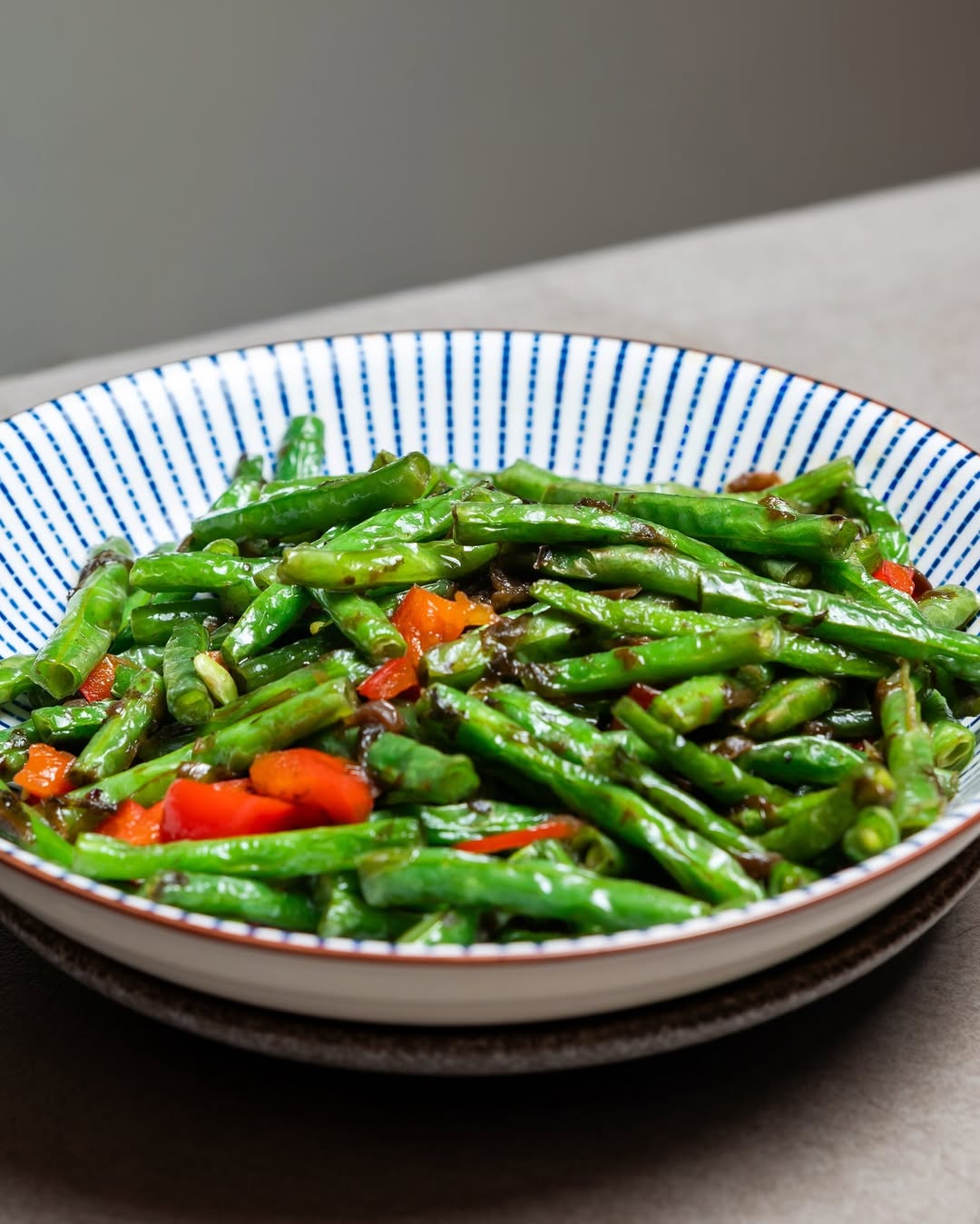 🇪🇸
🥢 Un plato sencillo que demuestra la riqueza de la cocina china.
Nuestras judías verdes salteadas se preparan al wo