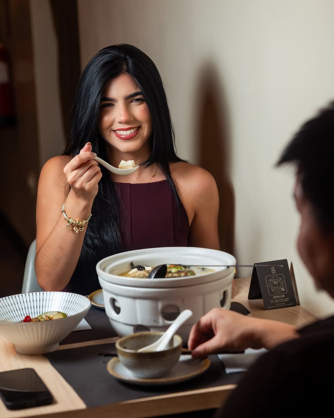 🇪🇸
🥢 La gastronomía china también se expresa en la delicadeza.
Nuestra cazuela de lubina con perilla morada combina pe
