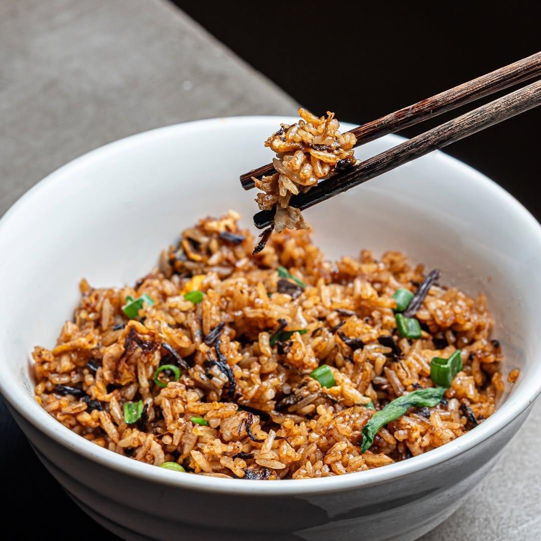 🇪🇸 ESPAÑOL
🥢 El sábado pide una mesa con sabor a China.
Una tarde de sábado es el momento perfecto para sentarse con c