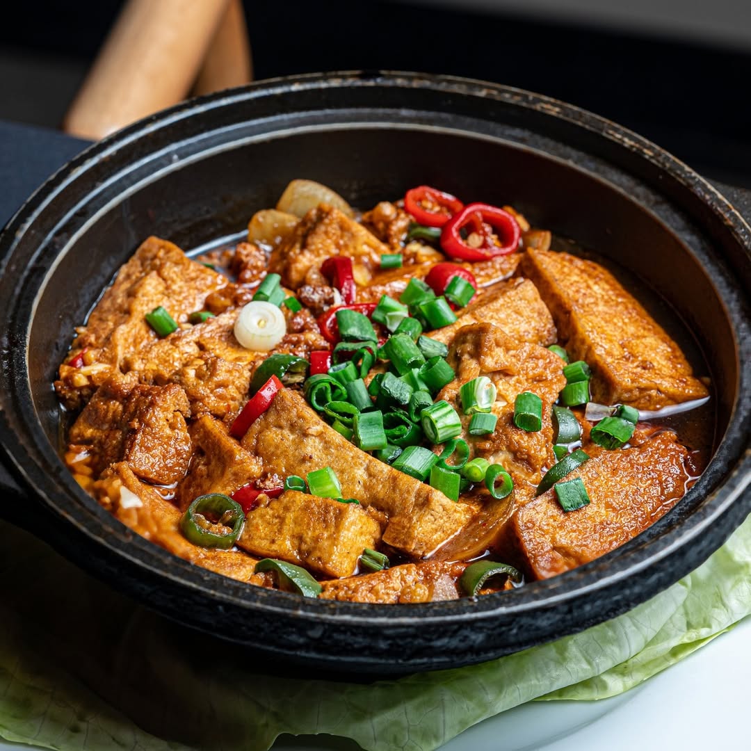 🇪🇸
🥢 Un clásico de la cocina china regional, servido a nuestra manera.
Nuestro tofu a la cazuela combina tofu, carne p