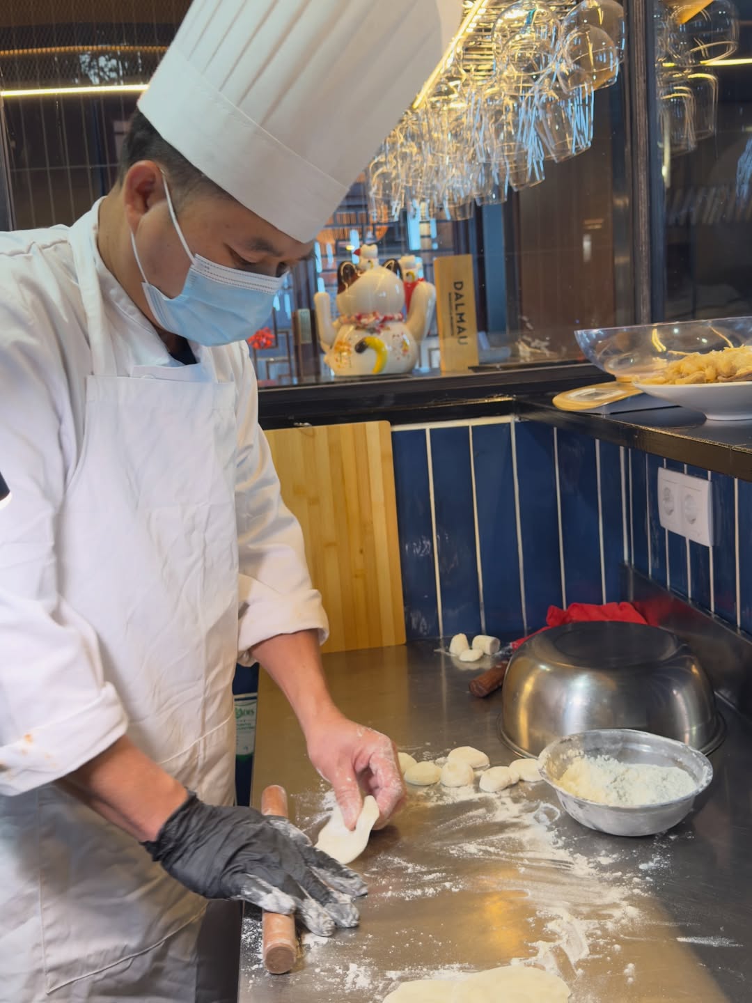Cada día nuestro maestro de Dim Sum elabora una gran variedad de estos deliciosos bocados rellenos de carne, gambas o ve
