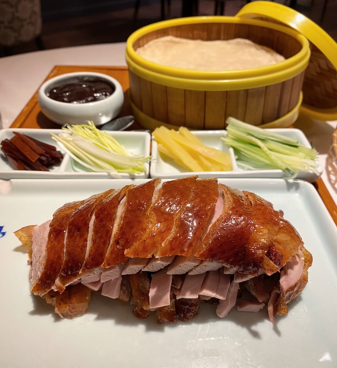 En Hutong el protagonista es uno de los grandes iconos de la gastronomía china.
🥢 Pato laqueado: piel crujiente, carne