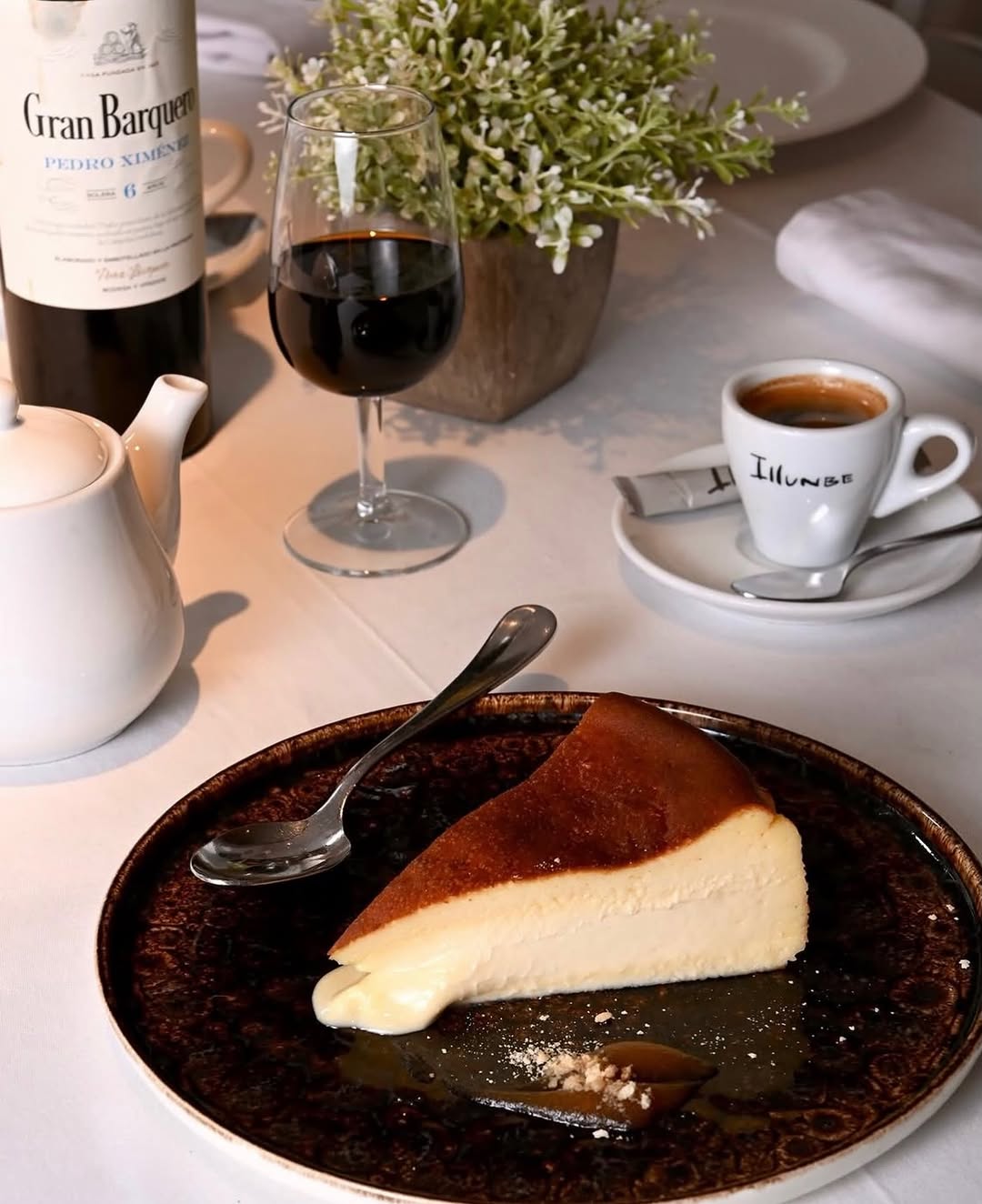 Ya estamos de vuelta y se acerca la hora del postre. 

Hoy tarta de queso en menú del día 😋🍰