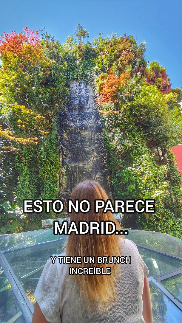 @princesa_viajera 🌿 ¿Un oasis de plantas y cascadas en pleno centro de Madrid? Sí, existe.
Y lo mejor es que este rincó