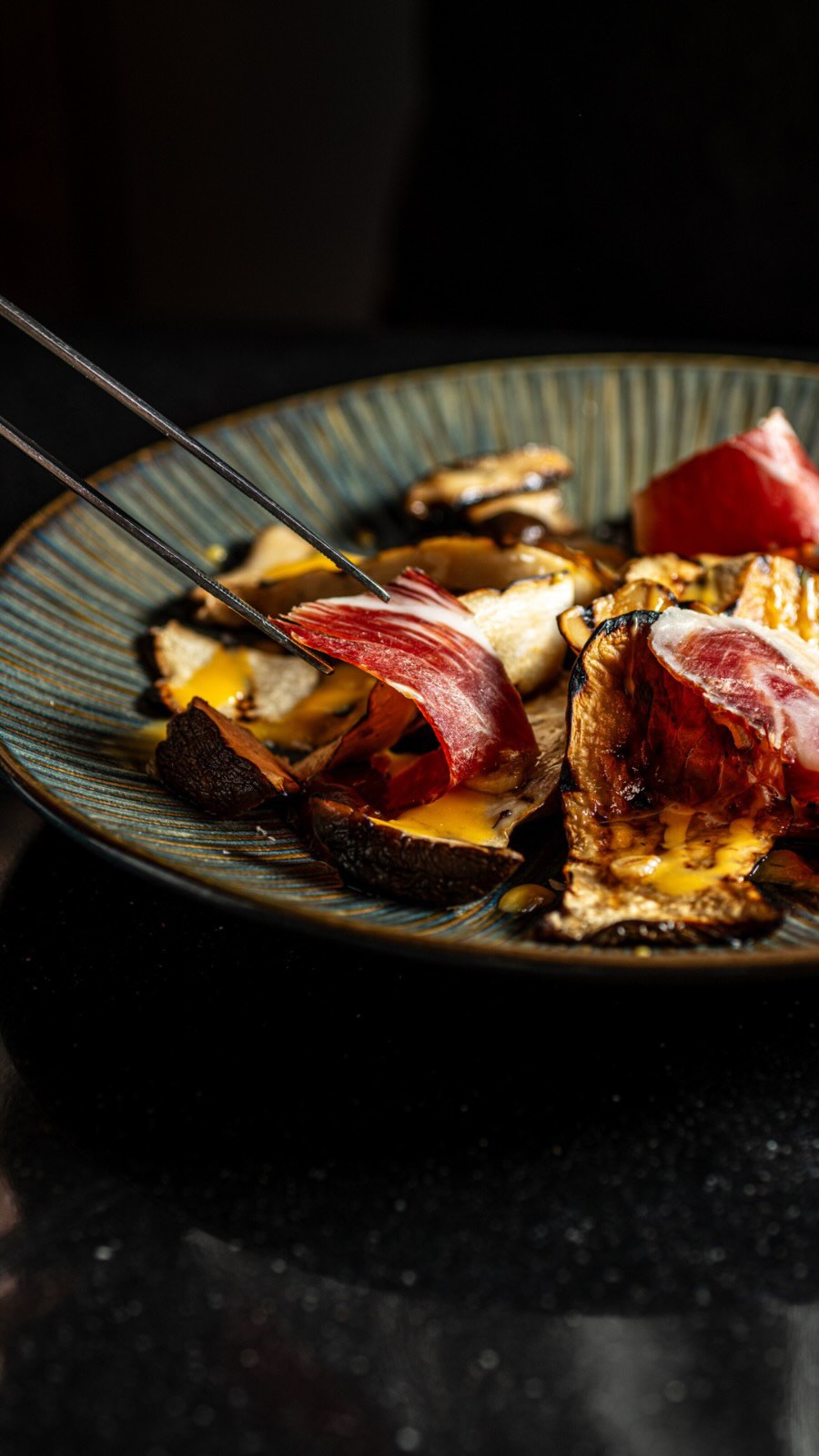 🍄Setas a la brasa estilo Insólito, jamón ibérico, yema y un poco de ajo negro.
Estos son los ingredientes del que será