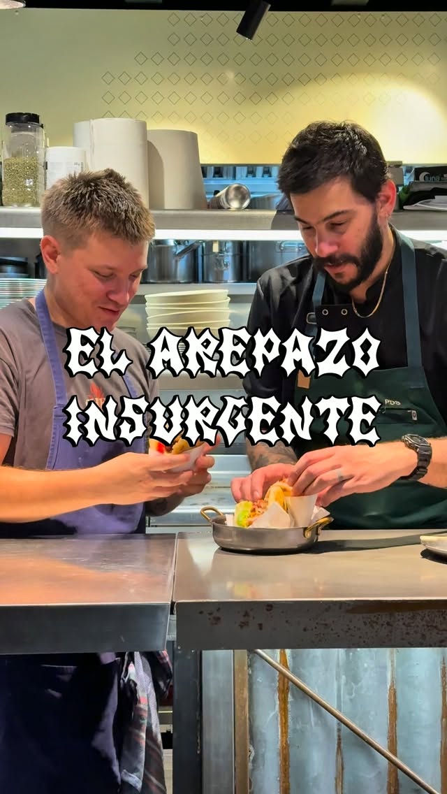 Hoy se comen arepas en @insurgente.cocina !🫓
Si se está así de feliz cocinando no se imaginan cómo va a estar la comida