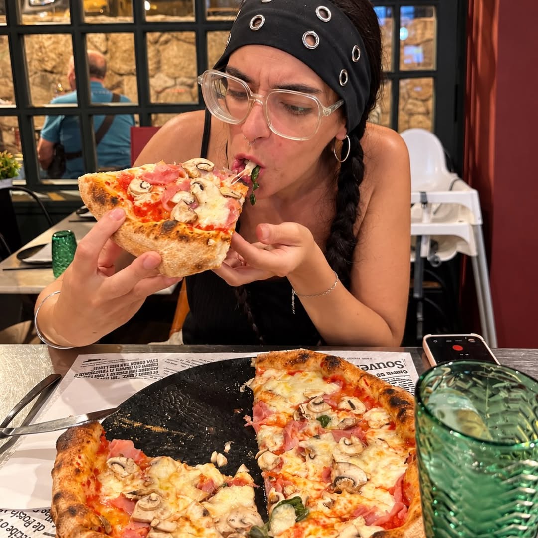La cara lo dice todo. 🍕
Cuando pruebas un Prosciutto e Funghi y por un segundo te olvidas de todo lo demás.
Tomate, mo