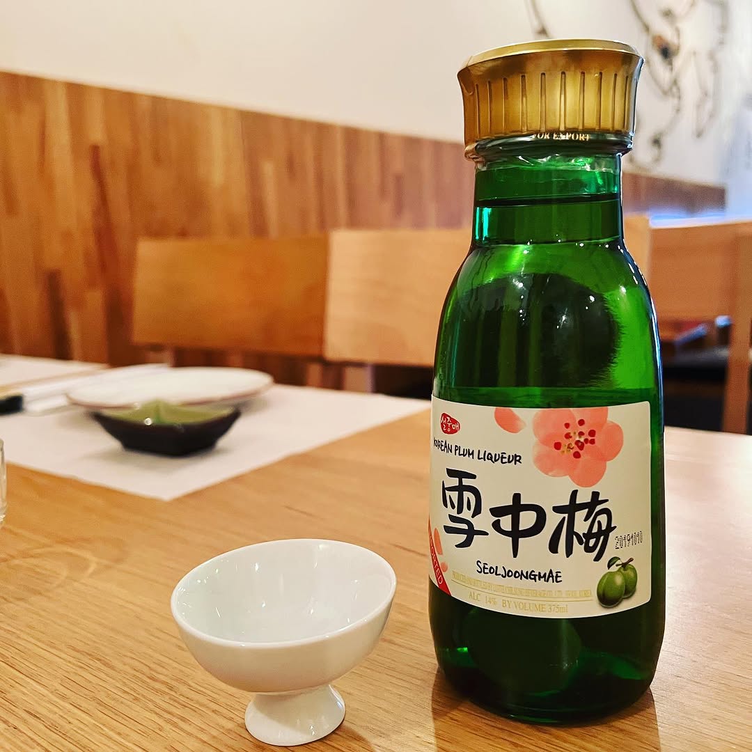 Seoljungmae es una de las marcas más populares de Mae Sil Ju (vino de ciruela) en Corea. Es dulce, refrescante y se sirv