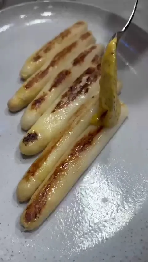 Grilled white asparagus spears with sauce